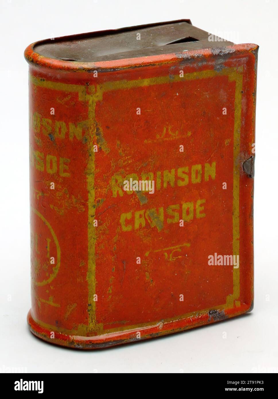 Robinson Crusoe (libro)' STILL Bank, inizio XX secolo, 1 7/8 x 1 7/16 x 1 3/16" (4,76 x 3,65 x 3,02 cm), stagno, pigmento, Inghilterra (probabilmente), XX secolo Foto Stock