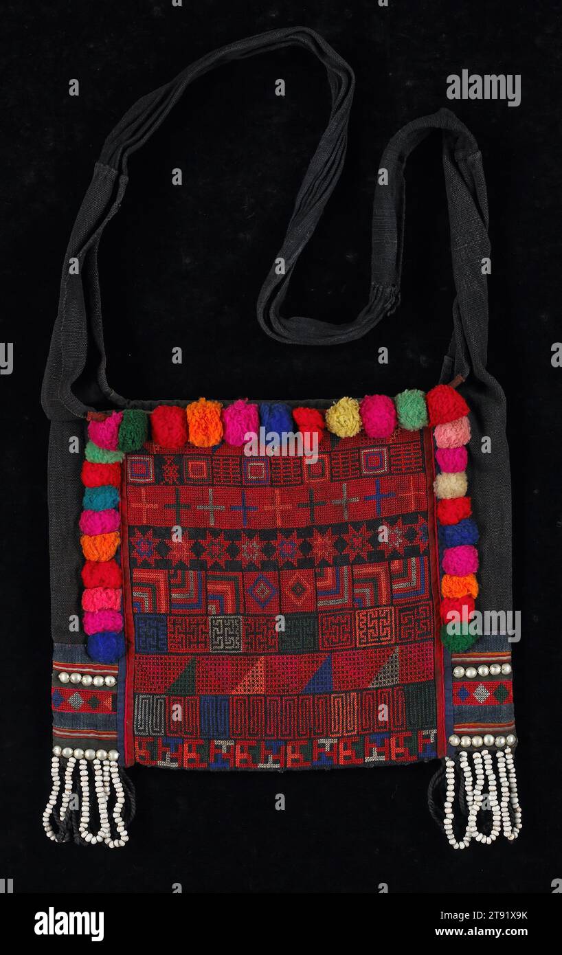 Borsa da donna, metà del XX secolo, 11 1/2 x 12 pollici (29,21 x 30,48 cm), cotone, semi, metallico (?) Dischi; ricci, Myanmar (Birmania) / Laos, 20th Century Foto Stock