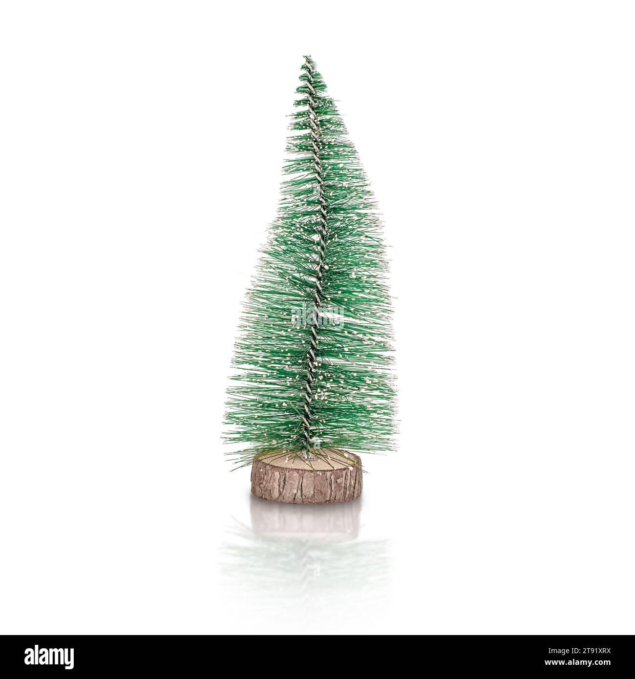 Piccolo albero di Natale decorativo verde isolato su sfondo bianco Foto Stock