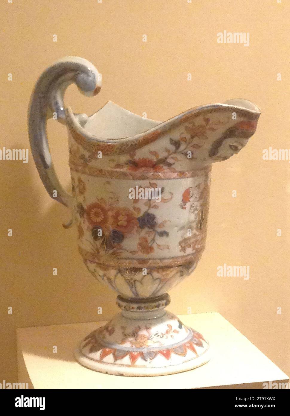 Ewer con le braccia di James Brydges, primo duca di Chandos, c. 1719, 10 1/4 x 8 9/16 x 4 7/8 pollici (26,04 x 21,78 x 12,38 cm), porcellana, Cina, esportazione cinese Foto Stock