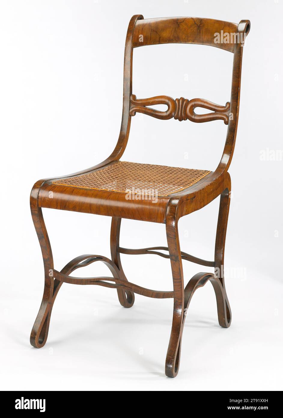 Sedia Boppard, c. 1836-1840, Michael Thonet, tedesco (prussiano), tedesco (prussiano), 1796-1871, 33 1/4 x 16 7/8 x 19 pollici (84,46 x 42,86 x 48,26 cm), legno piegato e laminato, inserti in noce, canna da zucchero, Germania (Prussia), XIX secolo, identificati indelebilmente come classici del design moderno, i notevoli arredi bentwood di Gebrüder Thonet continuano a girare la testa più di un secolo dopo. La storia dei mobili bentwood risale a secoli fa, ma fu Michael Thonet, un intraprendente produttore di armadietti di Boppard-am-Rein in Germania, a dare impulso alla nozione di legni che piegano il vapore Foto Stock