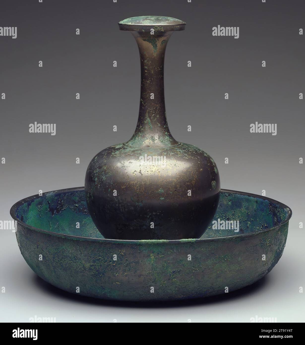 Vaso e coperchio per bottiglia buddista rituale, VII-VIII secolo, 8 3/16 x 1/4 cm (20,8 x 10,8 cm) (vaso senza coperchio), Bronzo, Cina, VII-VIII secolo, realizzato per rituali buddisti, questo vaso in bottiglia con coperchio finemente rifinito, elegantemente proporzionato, può essere associato al bodhisattva Guanyin (Avalokitesvara). Chiamato vaso ambrosia, è il tipo trasportato da Guanyin e si dice che porti l'elisir che conforta i mortali che cercano la salvezza Foto Stock