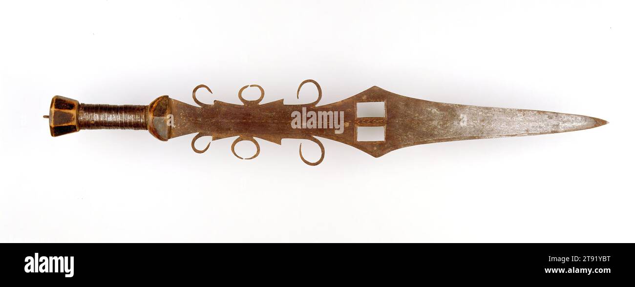 Pugnale, 1910-1930, 3/8 x 2 5/8 x 1 1/4 poll. (44,13 x 6,67 x 3,18 cm), metallo, legno, Repubblica Democratica del Congo, XX secolo Foto Stock