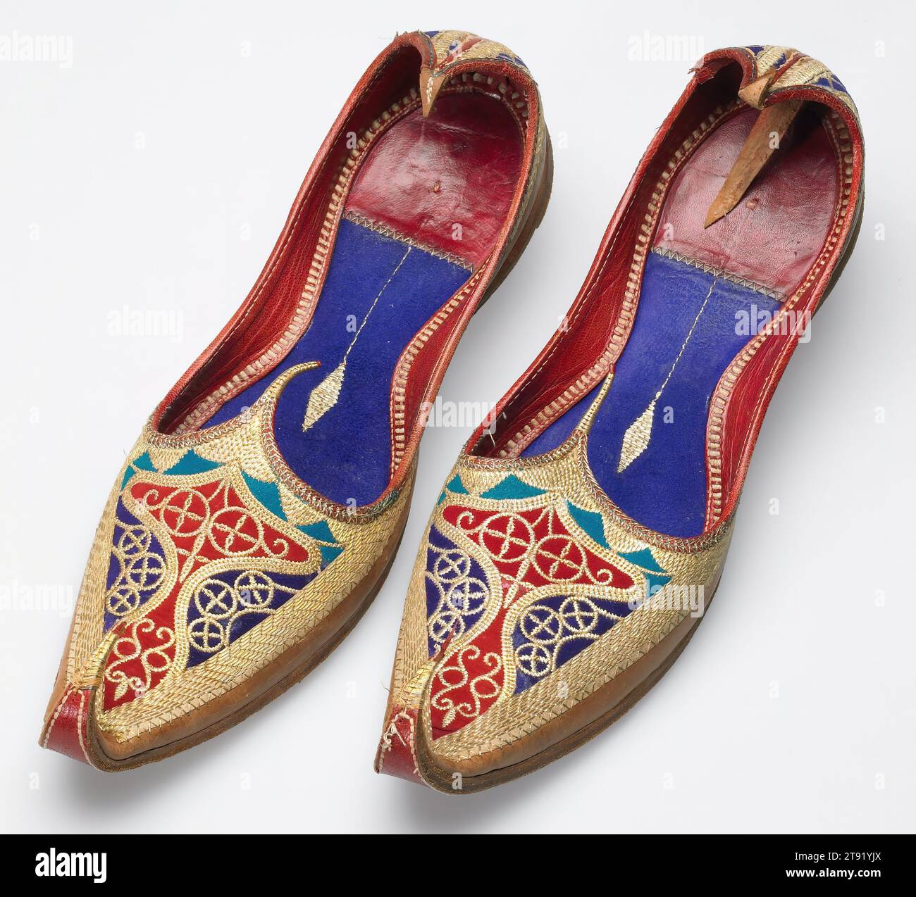 Paio di scarpe, 19° secolo, 3 1/2 x 3 1/2 x 1/2 pollici (8,89 x 8,89 x 29,21 cm) (ciascuno), pelle liscia e scamosciata, filo metallico oro, cordoncino di cotone; lavorazione ad ago, Afghanistan, xix secolo Foto Stock