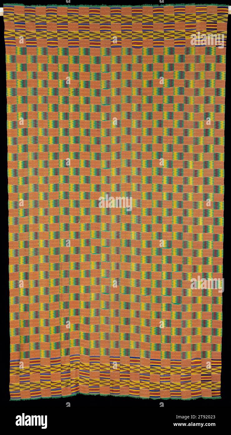 Panno da uomo, XX secolo, 137 3/4 x 78 3/4 pollici (349,89 x 200,03 cm), sintetico, seta; tessuto a strisce, disegno a trama supplementare, Ghana, XX secolo, in generale, ai panni Asante vengono dati nomi basati sul modello di strisce di ordito che compongono il panno macinato. Poiché questo pezzo ha un colore uniforme per lo sfondo, il panno dovrebbe probabilmente essere chiamato con il nome dell'elemento di design predominante, che in questo caso è nkyimkyim, o motivo a zig-zag. Questo disegno simboleggia l'idea che la vita non sia una linea retta, ma piuttosto un percorso storto che richiede qualità di prudenza, vigilanza ed equilibrio Foto Stock