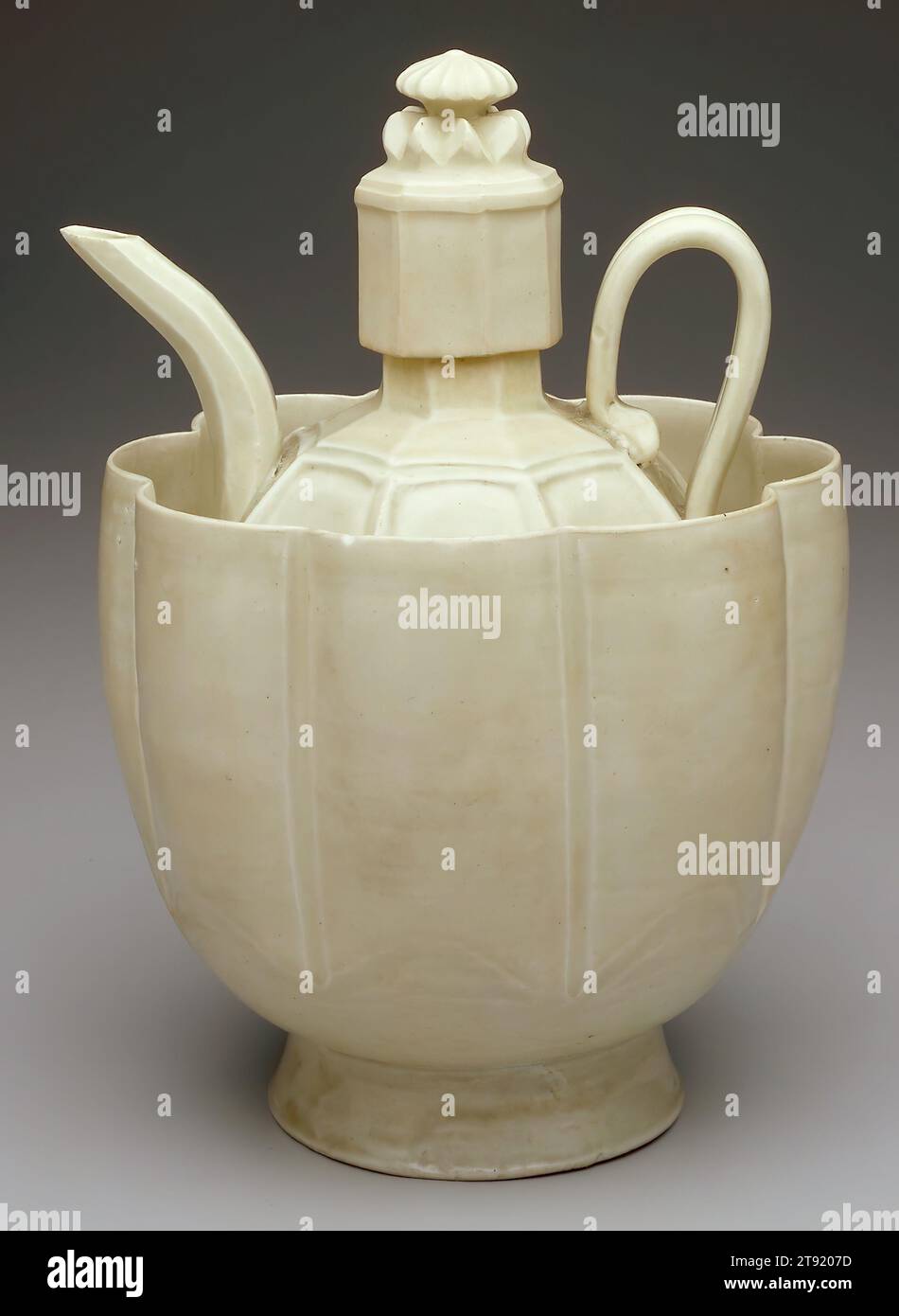 Wine Ewer and Basin, XI secolo, 10 1/2 x 7 13/16 x 7 pollici (26,67 x 19,84 x 17,78 cm), porcellana di ceramica Qingbai con glassa blu pallido, Cina, XI secolo, destinata a servire vino riscaldato, questo mangiatore, la sua copertura e il bacino riscaldante formano un raro set completo di quello che un tempo era stoviglie standard per la società Northern Sung di classe media e alta. Questa porcellana di prima qualità fu raffinata durante il X secolo a Jingde Zhen nel sud-est della Cina. La pietra di porcellana è stata miscelata con l'argilla gaolina bianca per produrre un corpo più bianco e plastico con un'ampia gamma di cottura. Foto Stock