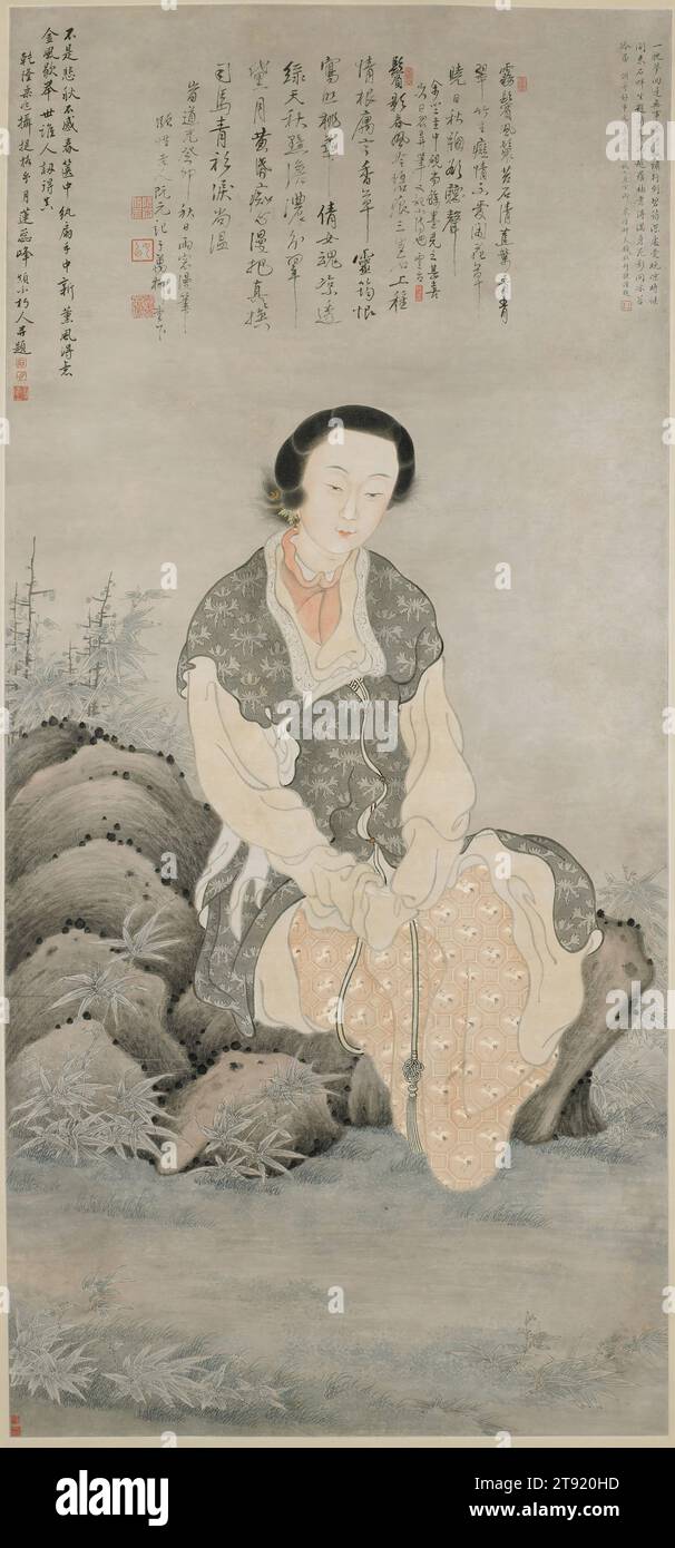 The Singer su Xiaoxiao, 1746, Kang Tao, 65 1/4 x 29 15/16" (165,7 x 76 cm) (immagine)101 3/16 x 39" (257 x 99,1 cm) (totale, senza rullo)105 x 43 1/4" (266,7 x 109,9 cm) (supporto, con rullo), inchiostro e colore chiaro su carta, Cina, XVIII secolo, l'artista di Hangzhou Kang Tao (attivo anni '1700) raramente dipinse individui reali; più spesso produceva immagini di immortali taoisti e bellezze terrestri. In questo caso, tuttavia, si alzò al di sopra della norma e produsse una bella, tecnicamente raffinata, simpatica rappresentazione di su Xiaoxiao, un famoso cantante che visse intorno al 400–500 d.C. Foto Stock