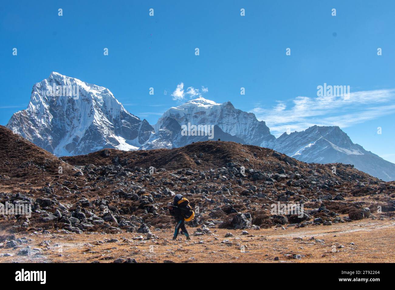 Imbarcati in un viaggio magico: Potter esplora i paesaggi mozzafiato del campo base dell'Everest, dove si trova la vera magia. Foto Stock