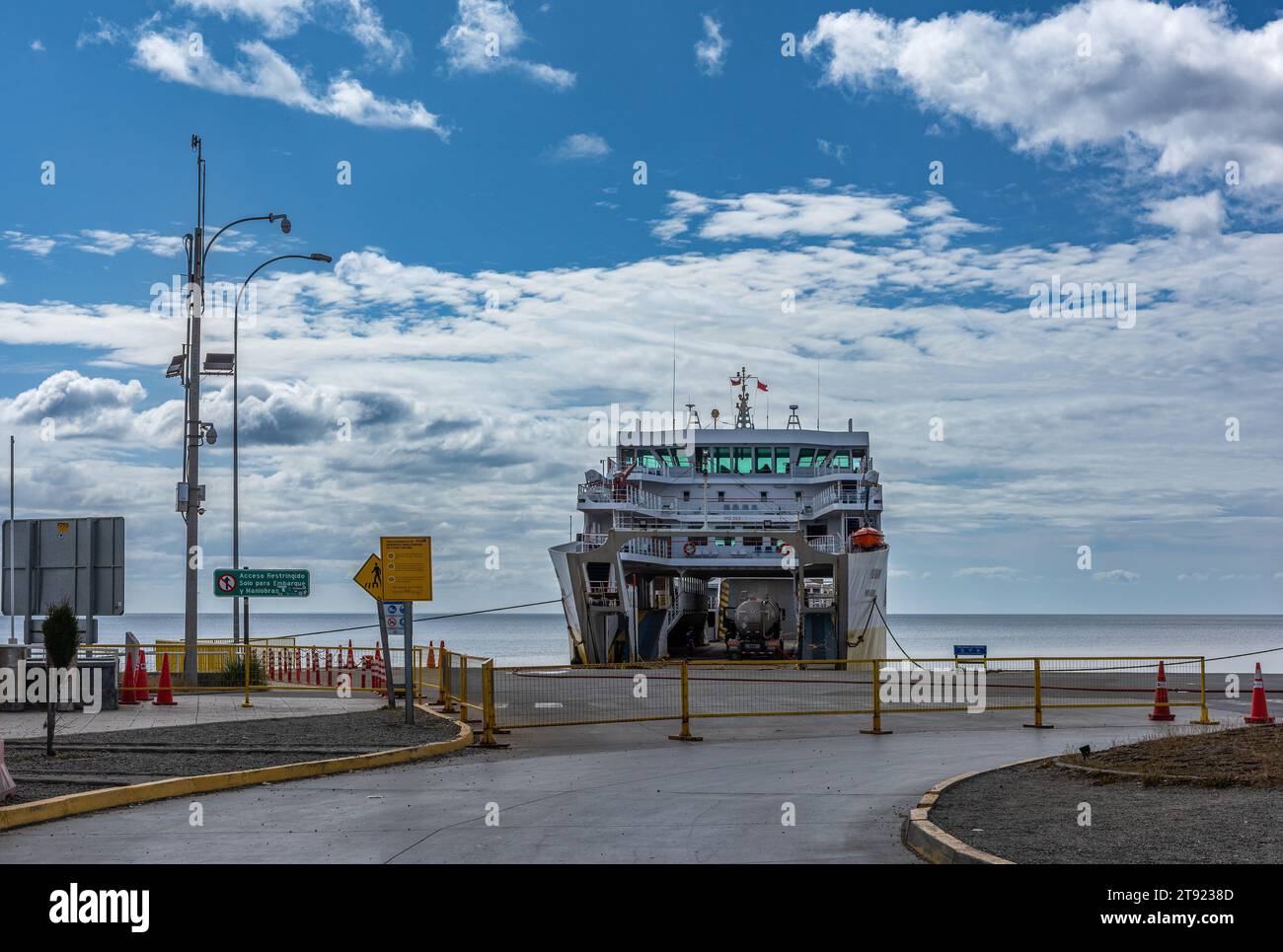 Traghetto nel porto di Punta Arenas, Patagonia, Cile Foto Stock