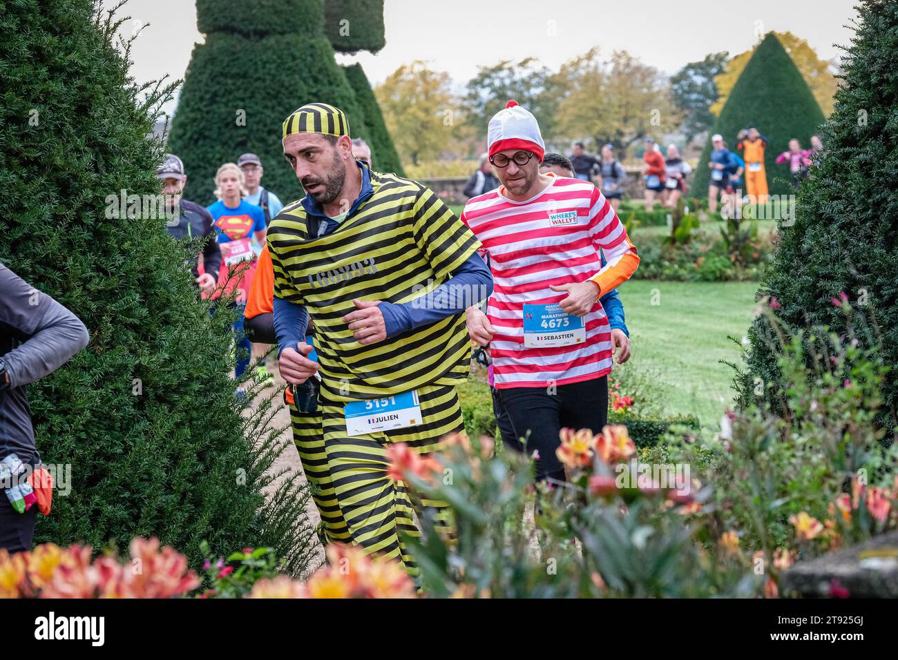 I corridori della maratona Beaujolais travestiti arrivano al Château de Pizay. Foto Stock