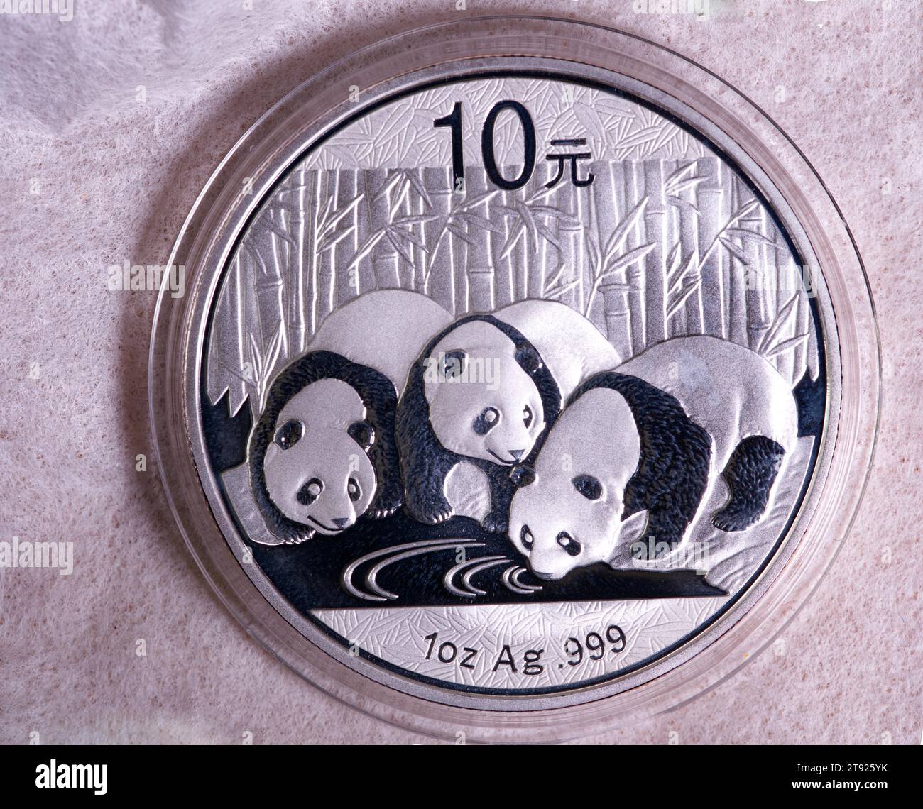 Moneta in argento cinese, China Panda, argento puro, 1 oncia, Motv, 3 Panda Bears che bevono all'acqua Foto Stock