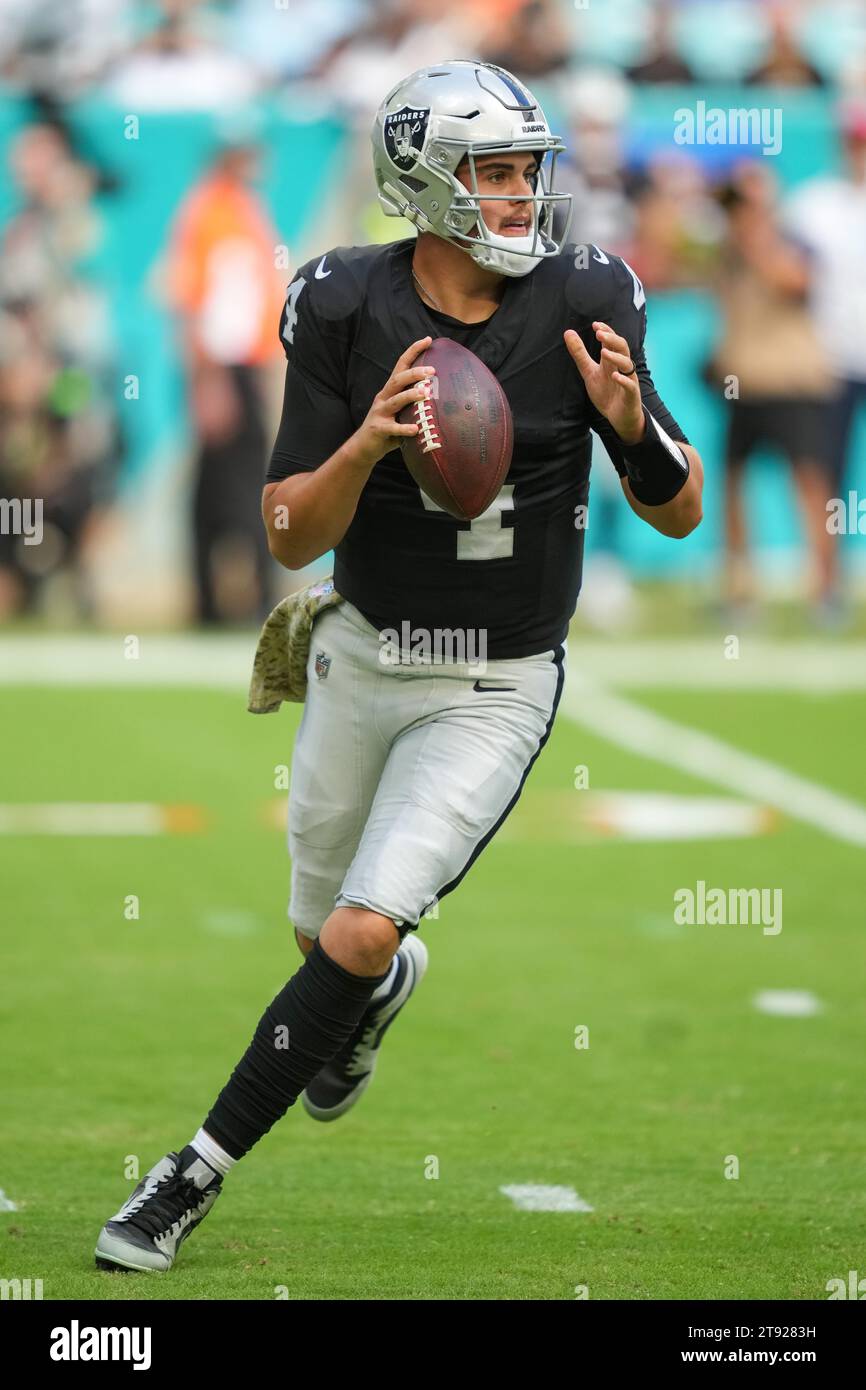 Il quarterback dei Las Vegas Raiders Aidan o'Connell (4) fa un tentativo di passaggio durante una partita di stagione regolare tra i Las Vegas Raiders e i Miami Dolphins all'Hard Rock Stadium di Miami Gardens, Florida, il 19 novembre 2023. I Dolphins sconfissero i Raiders 20-13. (Max Siker / immagine dello sport) Foto Stock