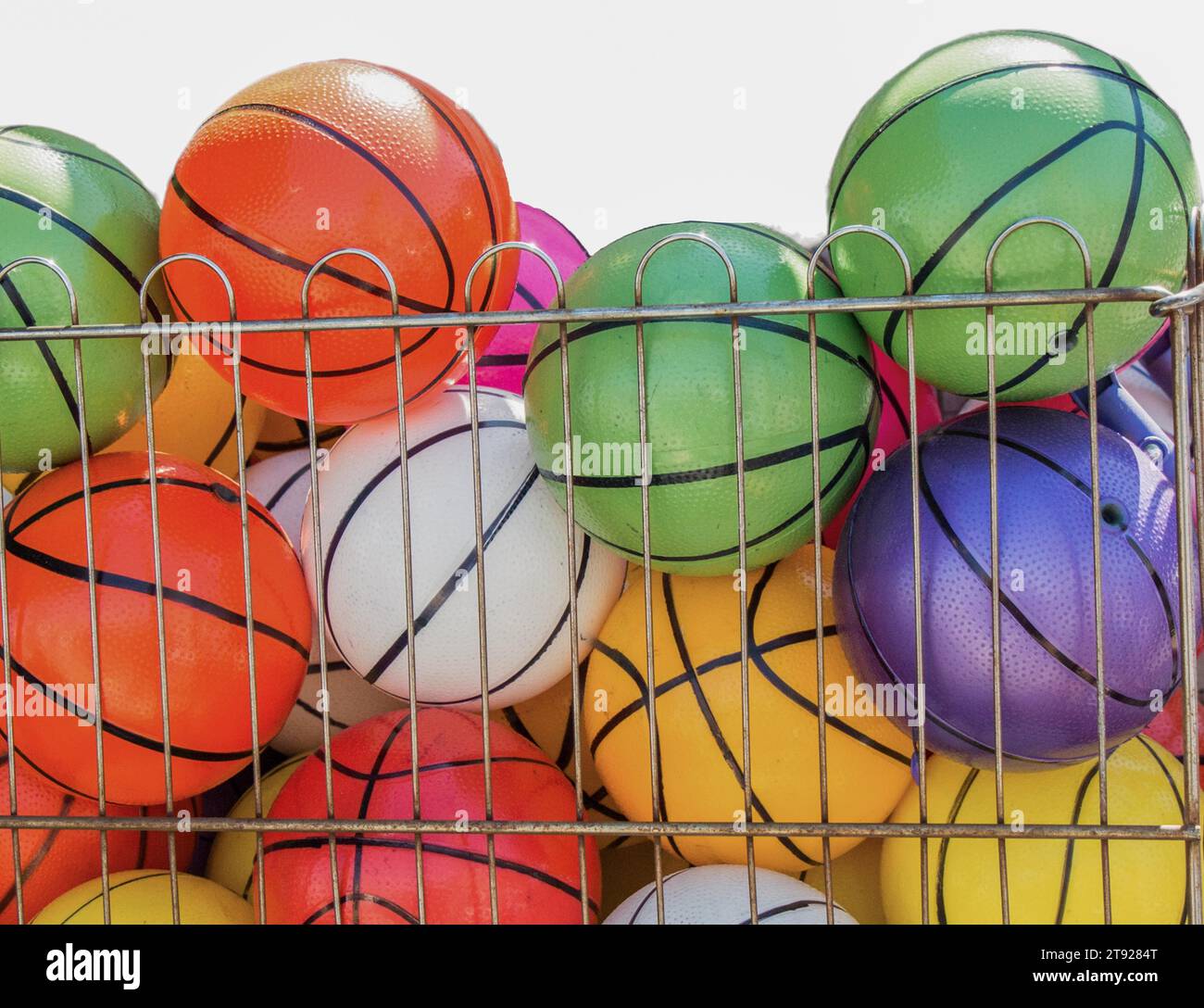 Sfera in gomma di vario colore come sfondo Foto Stock