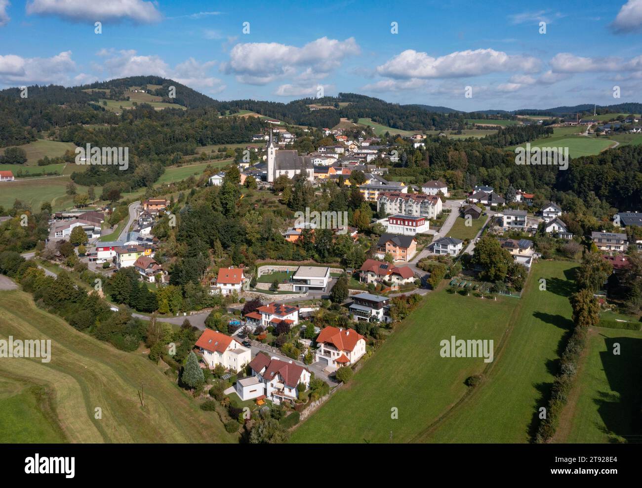 Immagine del drone, vista del villaggio di Pabneukirchen, regione di Muehlviertel, alta Austria, Austria Foto Stock