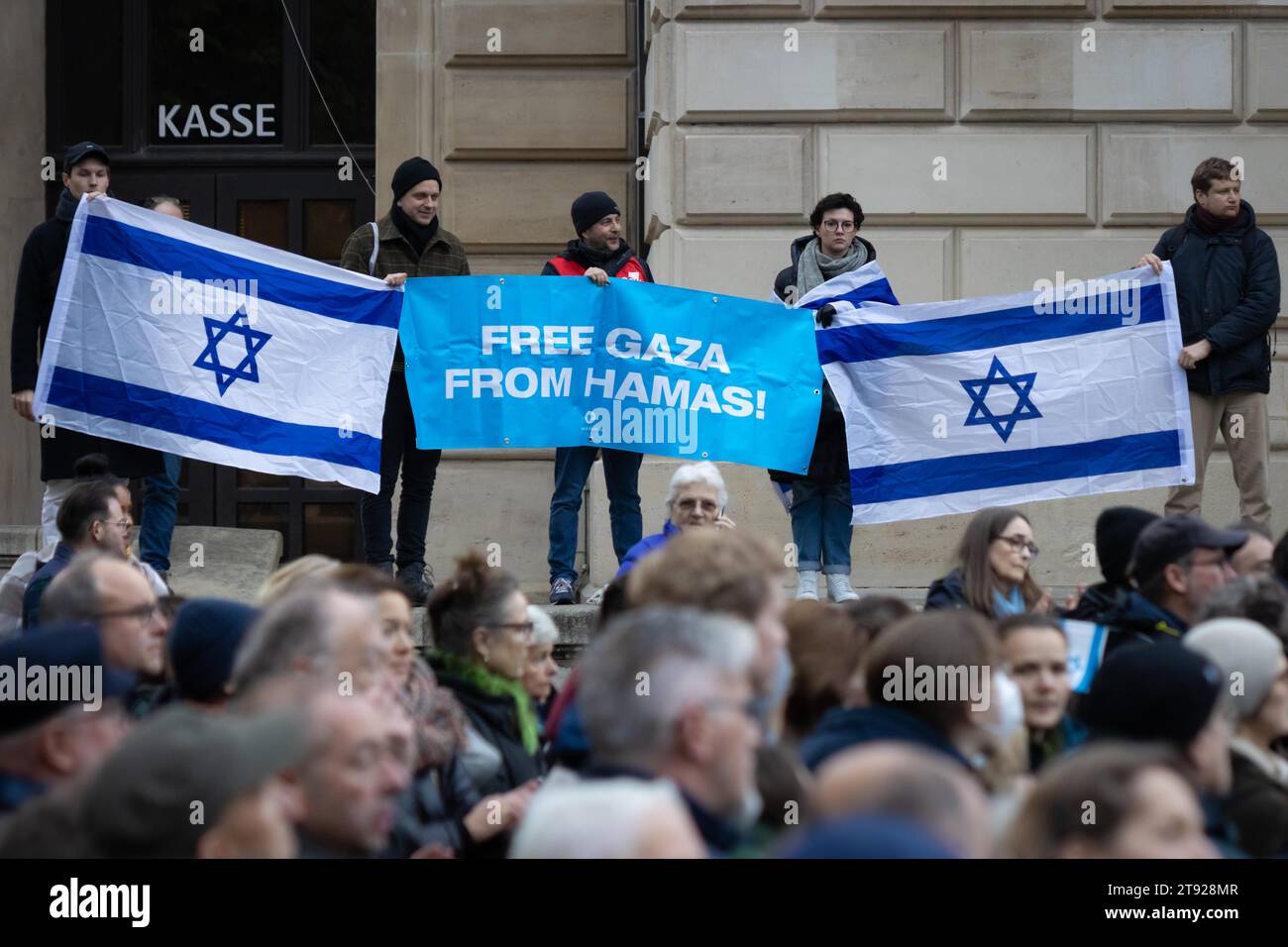 LIBERATE GAZA DA HAMAS! è scritto su uno striscione. Sotto il motto Never Again è ora, circa 1, 500 persone hanno dimostrato contro l'odio per gli ebrei su 17 Foto Stock