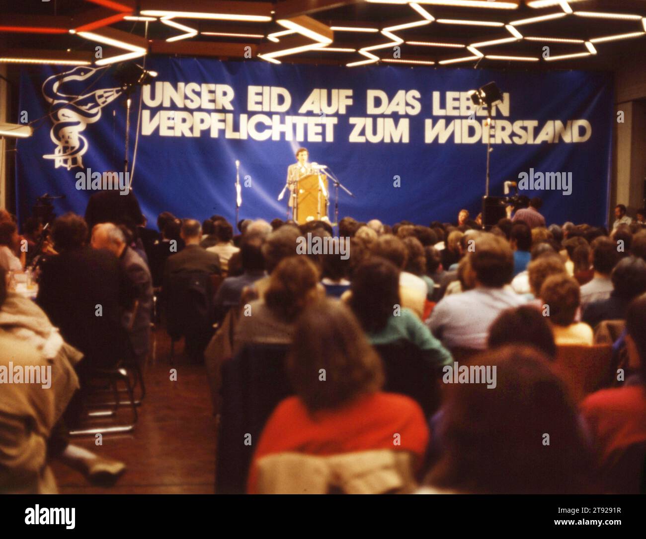 DEU, Germania: Diapositive storiche dei 84-85 anni, area della Ruhr. Movimento per la pace. Congresso contro l'armamento nucleare. CA 1984 cristiani protestanti Foto Stock