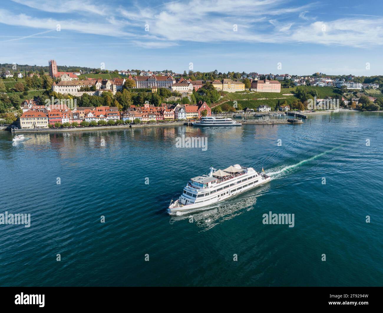 Veduta aerea della città di Meersburg e della partenza di Graf Zeppelin del Lago di Costanza Schiffsbetriebe, Weisse flotte, Bodenseekreis Foto Stock