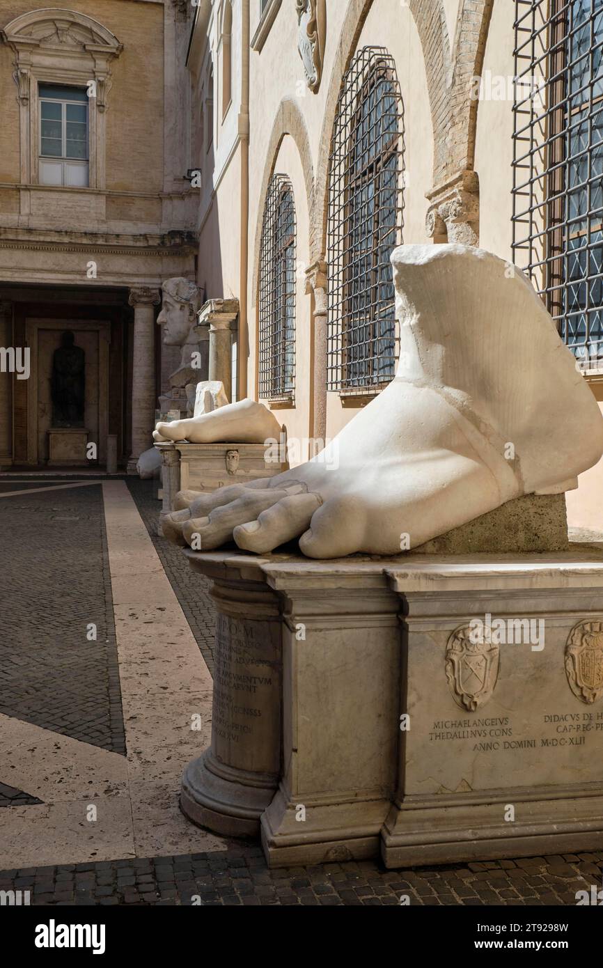 Ai piedi della colossale statua dell'imperatore Costantino nel Palazzo dei Conservatori, Musei Capitolini, Campidoglio, Roma, Lazio, Italia Foto Stock