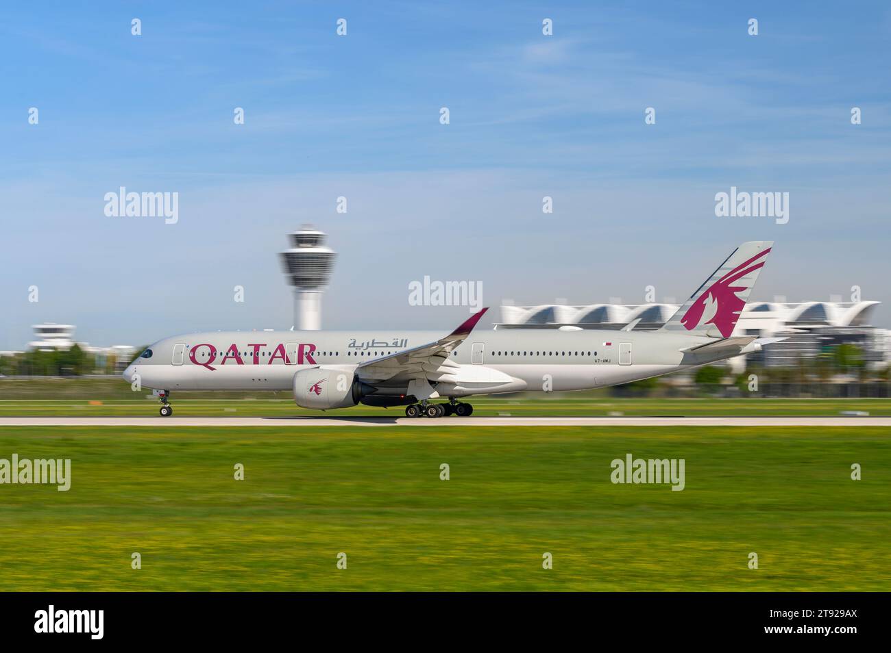 Monaco di Baviera, Germania - 02 settembre. 2023 : Qatar Airways Airbus A350-941 con la registrazione dell'aeromobile A7-AMJ inizia sulla pista sud 26L di t Foto Stock