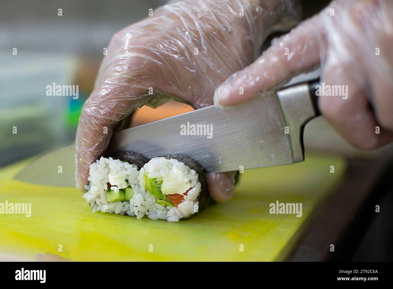 Primo piano dello chef del ristorante giapponese man che cucinano il sushi in cucina Foto Stock