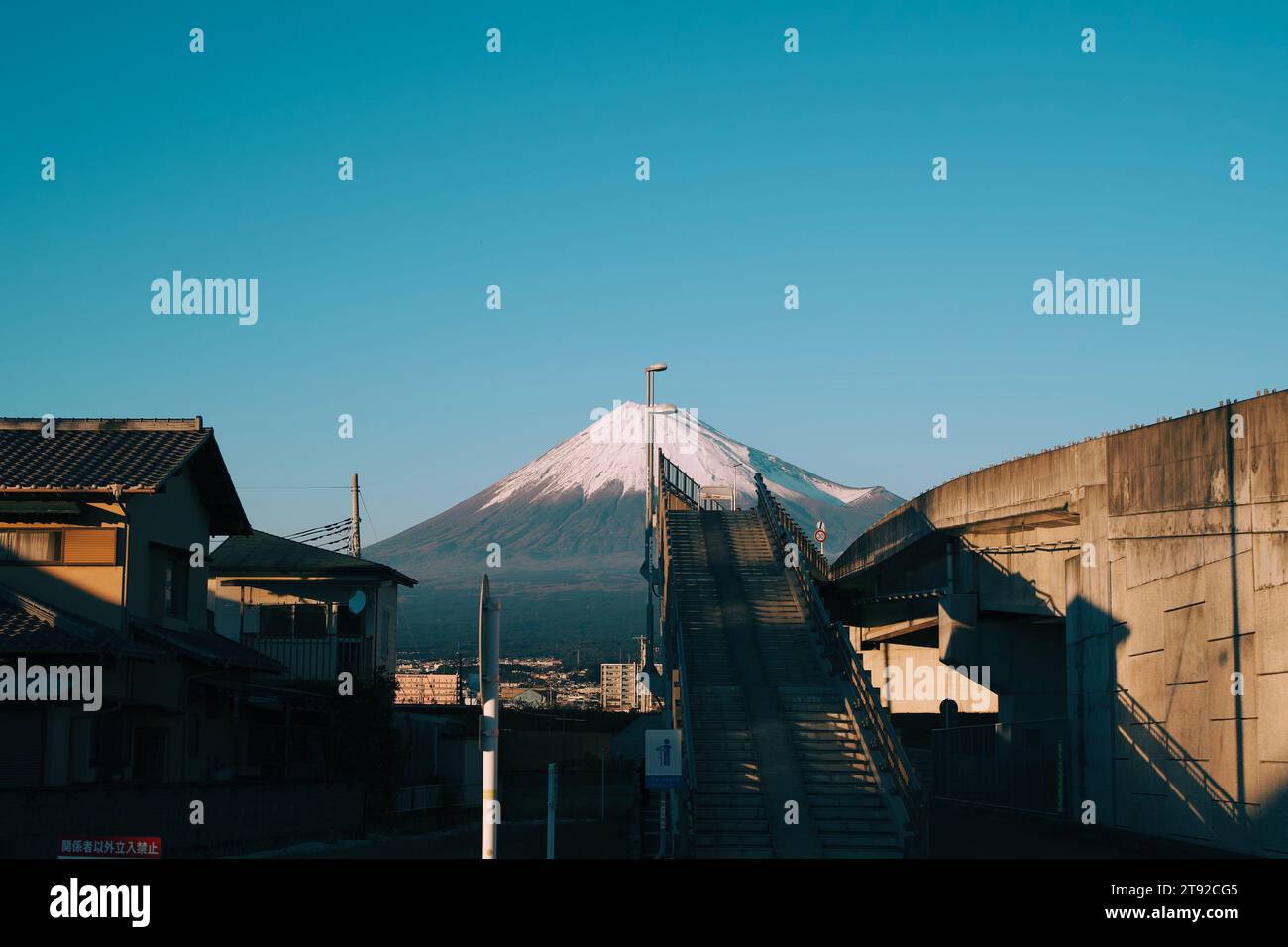 Una splendida foto del Monte Fuji visibile dietro edifici d'epoca Foto Stock