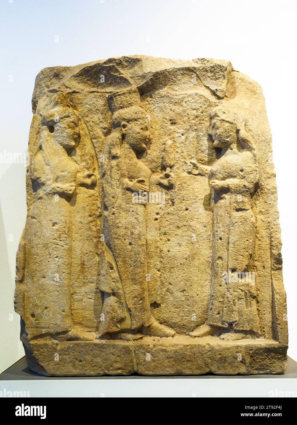 Piccola metope - tre divinità con vasti abiti cerimoniali e copricapo, si identifica variamente con Demetra, Kore/Persefone, Ecate-Selinunte (560-550 a.C.), calcare - Museo Archeologico regionale Antonino Salinas - Palermo, Sicilia Foto Stock