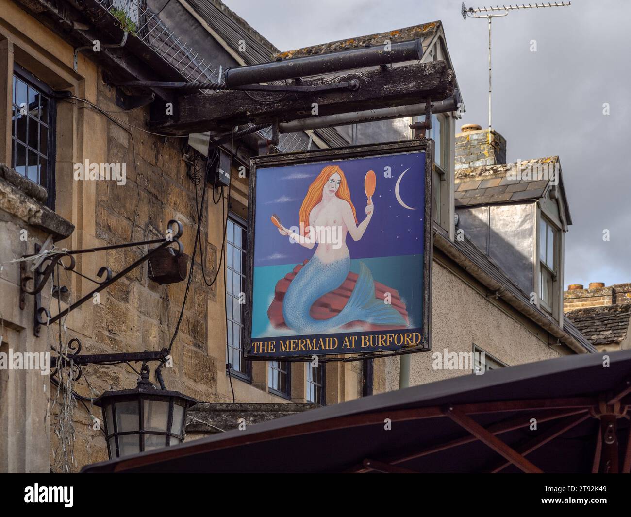 Cartello in legno dipinto per il Mermaid inn, High Street, Burford, Oxfordshire, Regno Unito Foto Stock