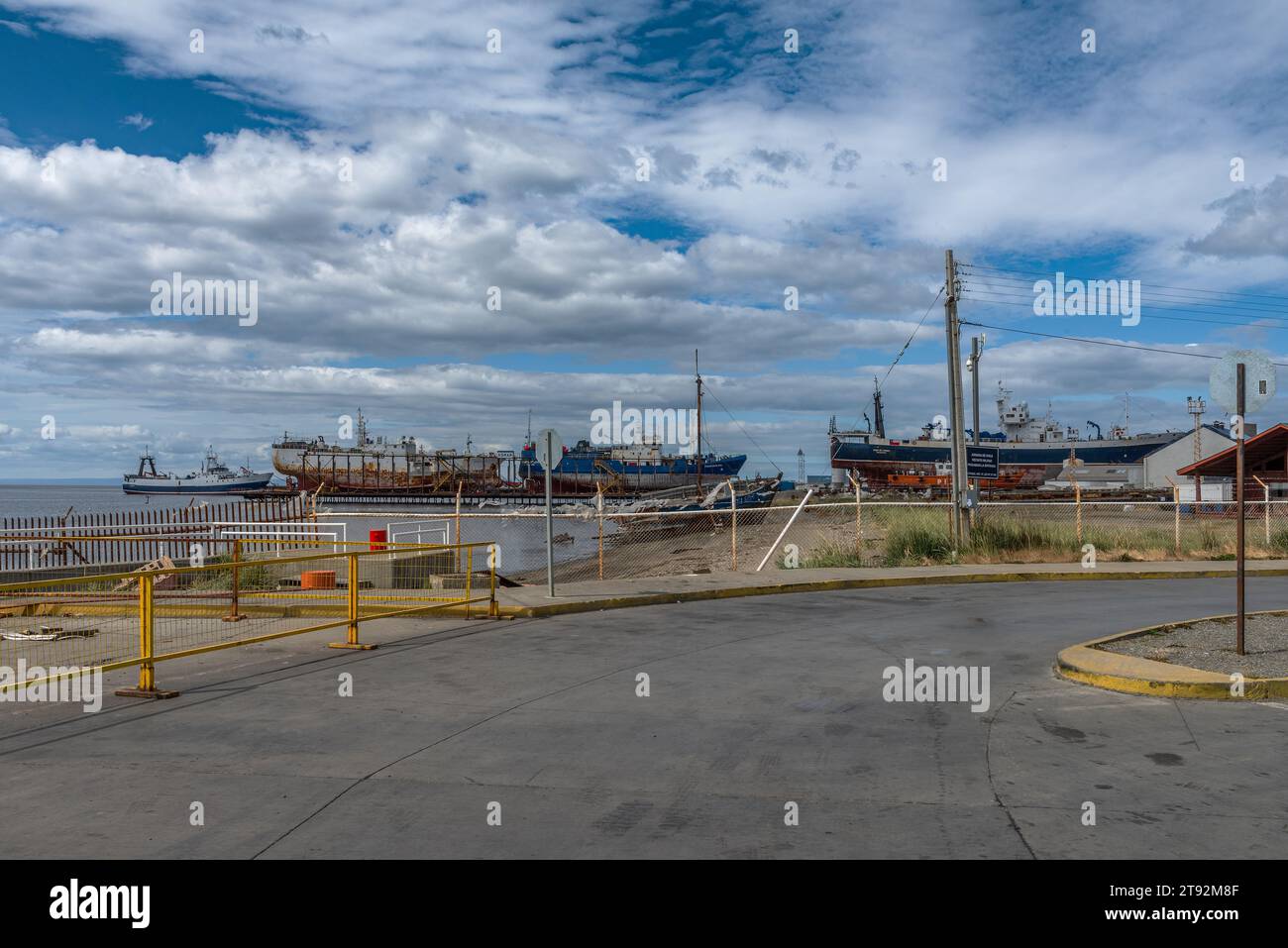 Diverse navi nel porto di Punta Arenas, Patagonia, Cile Foto Stock