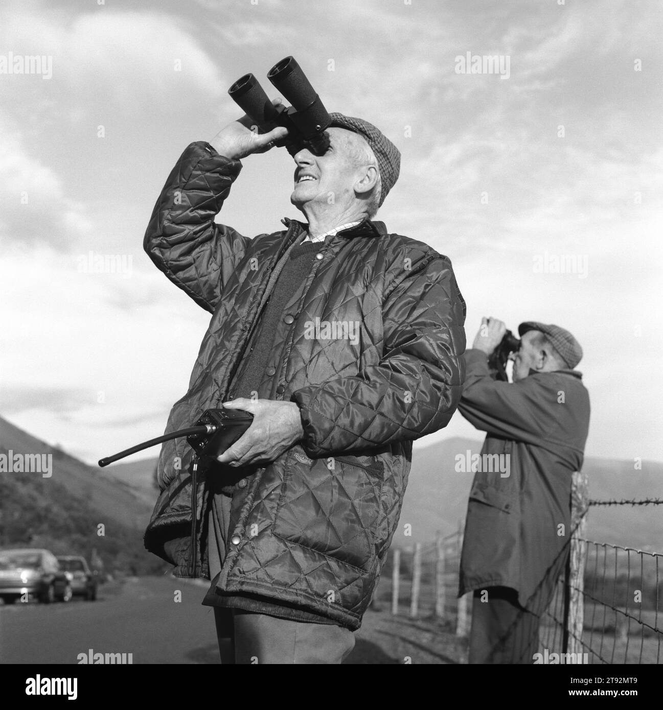 Fox Hunting UK, Lake District e Blencathra Foxhounds. I sostenitori della caccia seguono i cani dai loro veicoli mentre scorrono attraverso il terreno montuoso. Walkie Talkies in modo che possano comunicare con altri seguaci, facendogli sapere dove sono i cani. Vicino a Braithwaite, Cumbria. 2002, 2000 Inghilterra HOMER SYKES Foto Stock