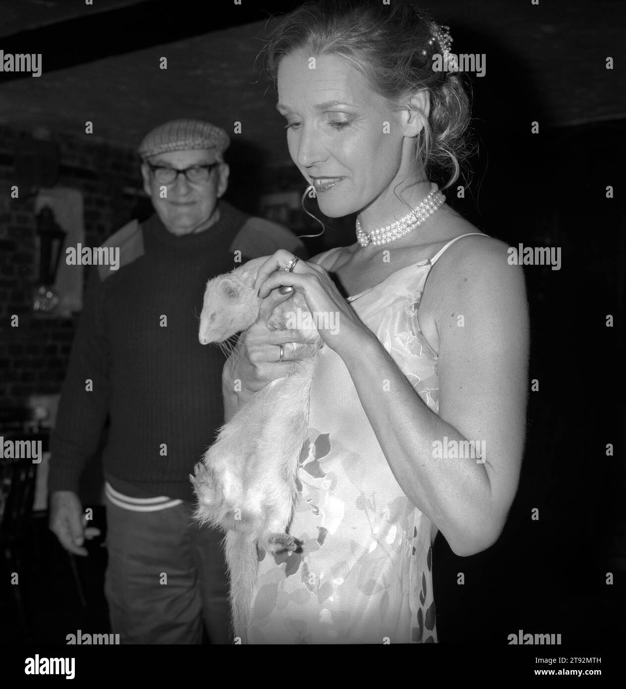Ferret Racing, Regno Unito. Mrs Charlotte Slatter, al Valley Mink Hounds si ritrova in un pub country del Berkshire. Inghilterra Regno Unito anni '2000 anni '200 HOMER SYKES Foto Stock