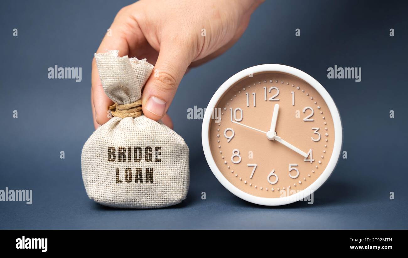 Money bag Bridge Loan and clock. Prestito a breve termine utilizzato fino a quando una persona o una società non ottiene finanziamenti permanenti. Concetto di business e finanza Foto Stock