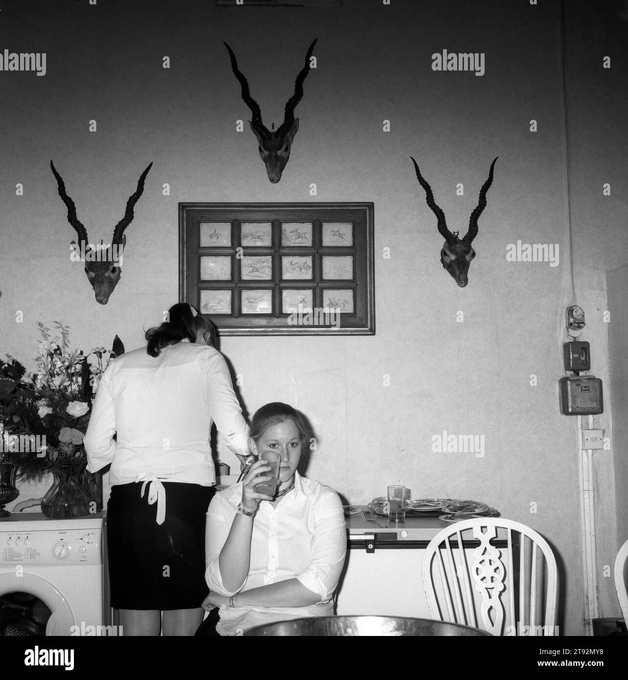 Lavoro occasionale part-time Regno Unito. Ragazze adolescenti che mangiano cibo da festa rimasto. Al piano di sotto si trovano nelle cucine. Quantock Staghounds Hunt Ball a Bagborough House. West Bagborough, Somerset, Inghilterra 2002, 2000s HOMER SYKES Foto Stock