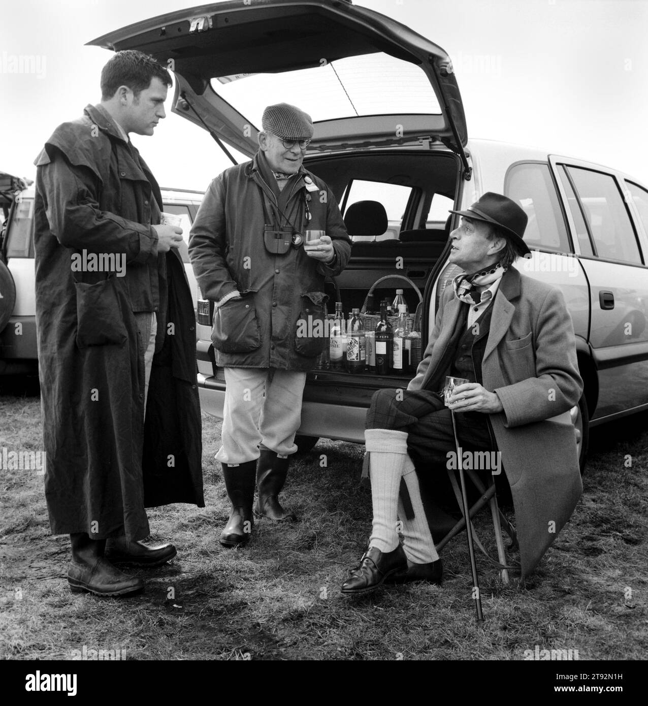 Hare Coursing UK 2000S. Un pranzo liquido sul retro di un'auto quattro per quattro è gustato nel recinto dei membri della Waterloo Cup. La Waterloo Cup è considerata la fascia blu, o Ascot, della stagione di allenamento della lepre. Vicino ad Altcar, Lancashire, Inghilterra. 2000s 2002 HOMER SYKES Foto Stock