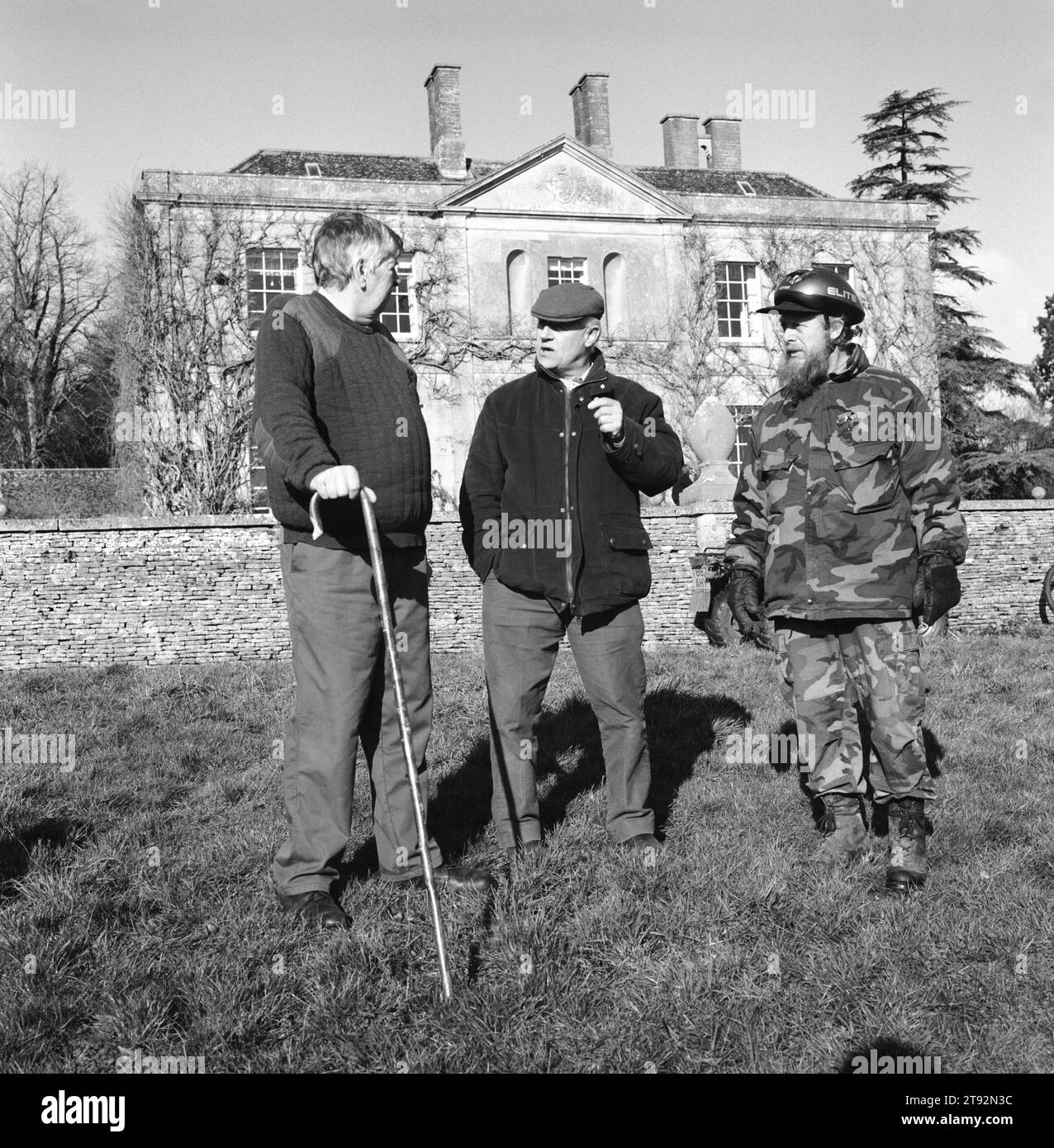 Duca di Beaufort Hunt. I seguaci dei piedi discutono dei prossimi giorni di caccia. Easton Grey House, Easton Grey, Wiltshire 2002 2000s UK Inghilterra HOMER SYKES Foto Stock