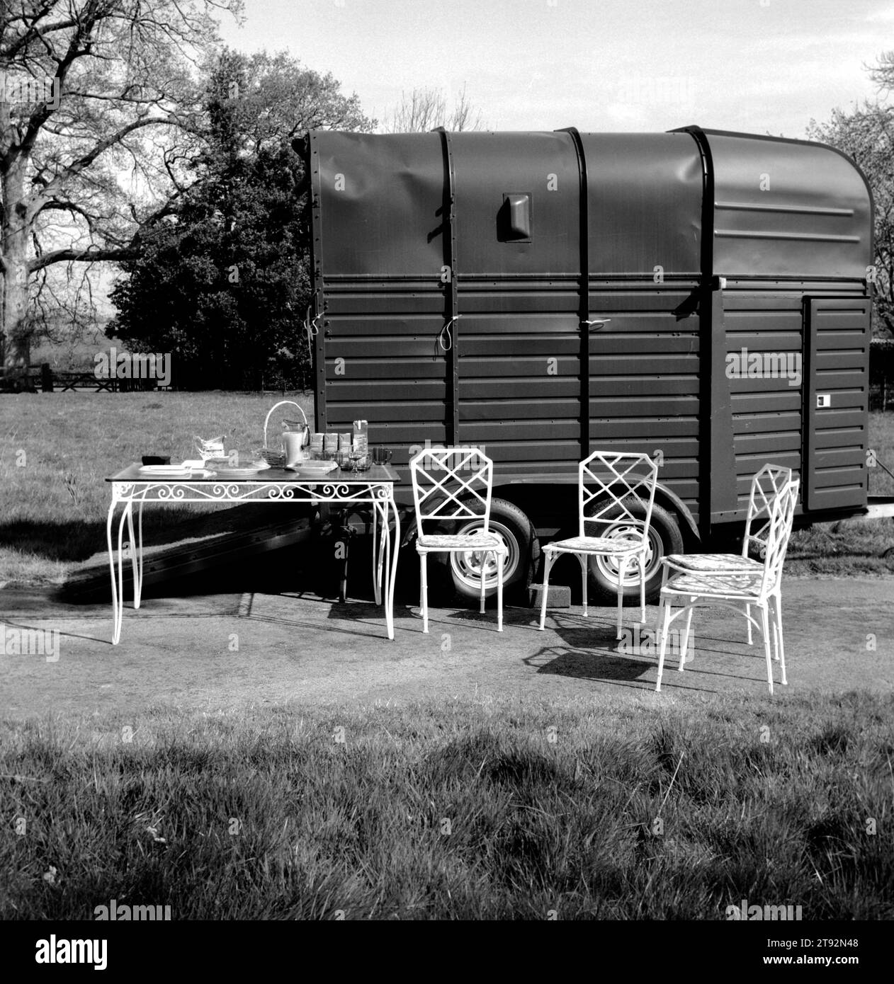I Quantock Staghounds. La scatola del cavallo è utilizzata per ospitare i rinfreschi forniti per i seguaci della caccia e della caccia. Woodlands, Holeford, Somerset... 2002, 2000S UK HOMER SYKES Foto Stock