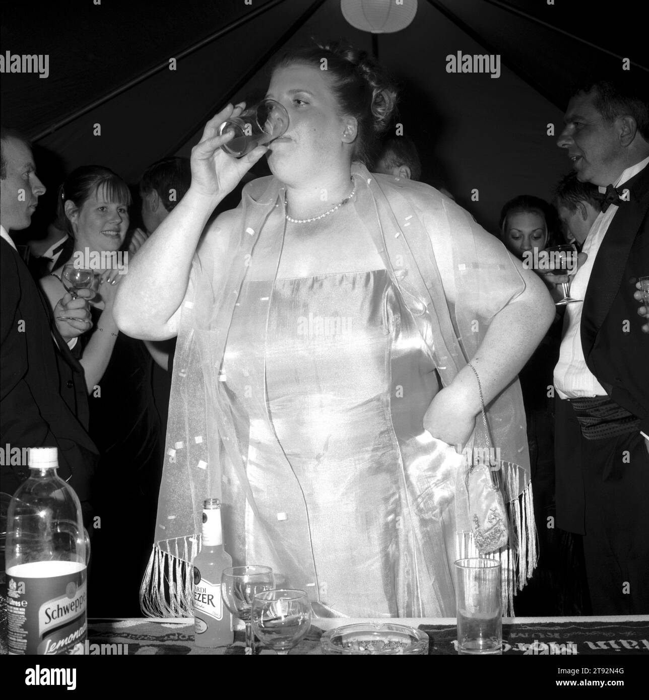 Overweight Young Woman UK, palla di caccia Quantock Staghounds, Bagborough House, Bagborough, Somerset, Inghilterra 2002, 2000 HOMER SYKES Foto Stock