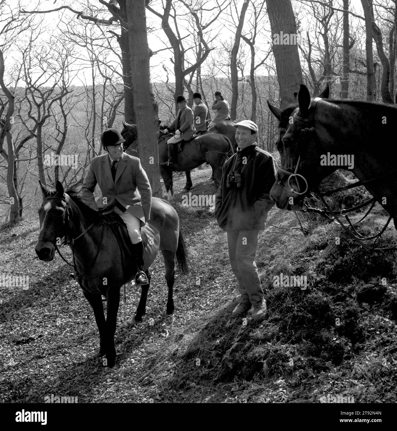 I Quantock Staghounds. Seguaci dei piedi e membri della caccia che chiacchierano. Quantock Hills, Somerset. 2002, 2000S UK HOMER SYKES Foto Stock