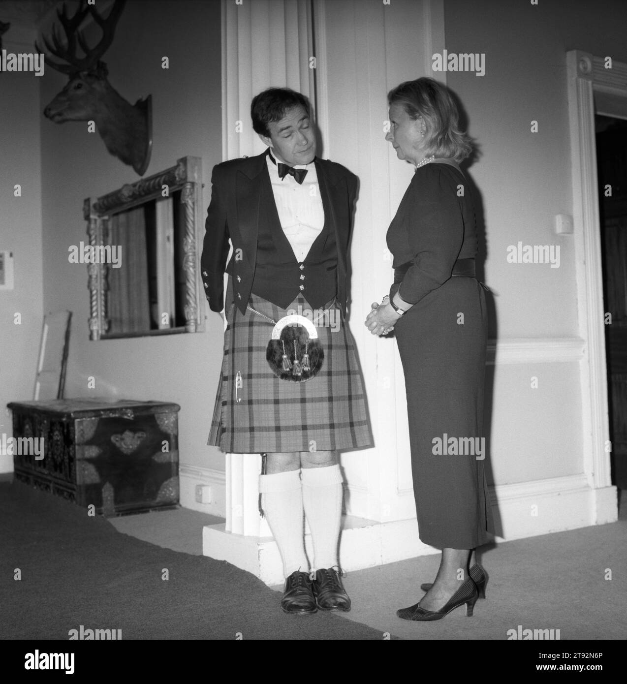 Hunt Ball UK. Quantock Stag Hounds è una partita annuale di caccia alla Bagborough House. West Barborough, Somerset. Diana Brooke-Popham e Hunt Guest. 2002, 2000 HOMER SYKES Foto Stock