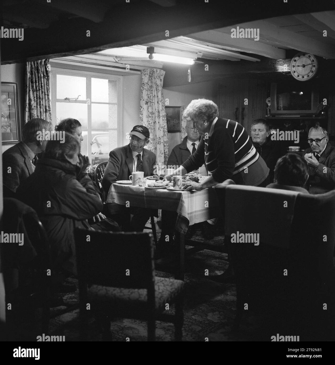 Fox Hunting UK, Lake District e Blencathra Foxhounds. Caffè, torta e biscotti sono forniti dalla signora Dorothy Roper nella sua cucina. Colazione a caccia di pesce presso Hall Garth Farm, vicino a Braithwaite, Cumbria. 2002, 2000 Inghilterra HOMER SYKES Foto Stock