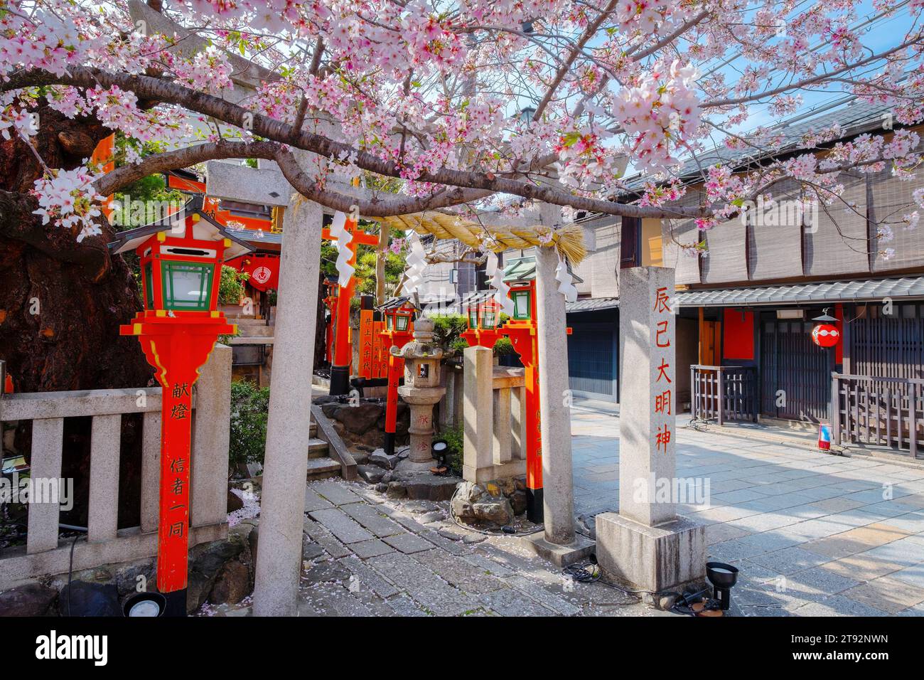 Kyoto, Giappone - 2 aprile 2023: Santuario Tatsumi Daimyojin situato vicino al ponte bashi Tatsumu nel distretto di Gion Foto Stock