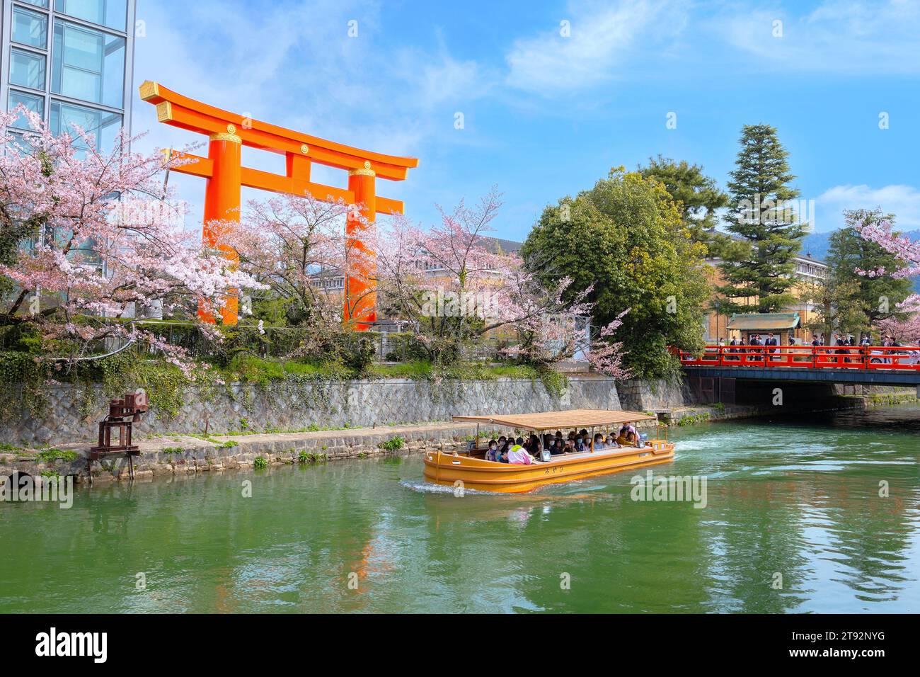 Kyoto, Giappone - 2 aprile 2023: Il giro in barca Okazaki Jikkokubune effettua una crociera di tre chilometri dal molo delle barche di Nanzenji alla diga di Ebisu e ritorno Foto Stock