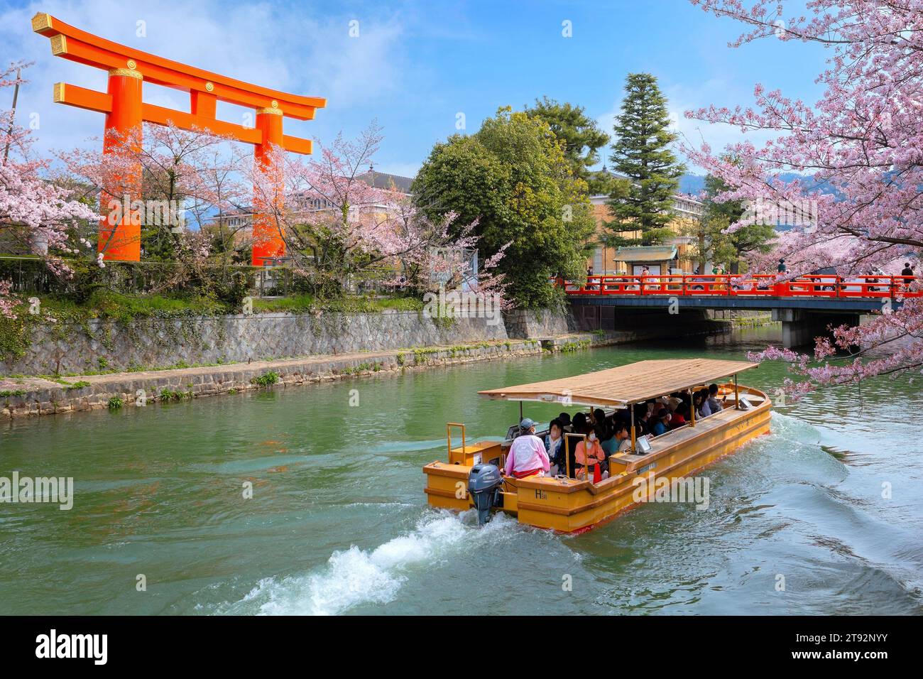 Kyoto, Giappone - 2 aprile 2023: Il giro in barca Okazaki Jikkokubune effettua una crociera di tre chilometri dal molo delle barche di Nanzenji alla diga di Ebisu e ritorno Foto Stock