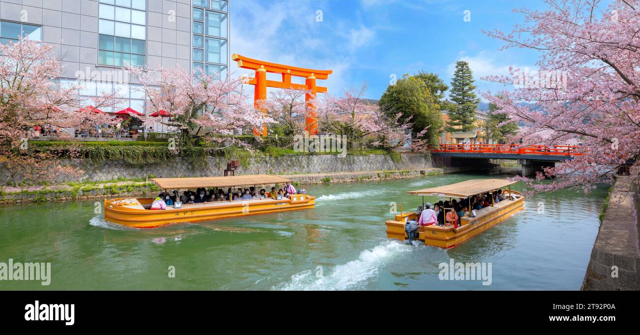 Kyoto, Giappone - 2 aprile 2023: Il giro in barca Okazaki Jikkokubune effettua una crociera di tre chilometri dal molo delle barche di Nanzenji alla diga di Ebisu e ritorno Foto Stock