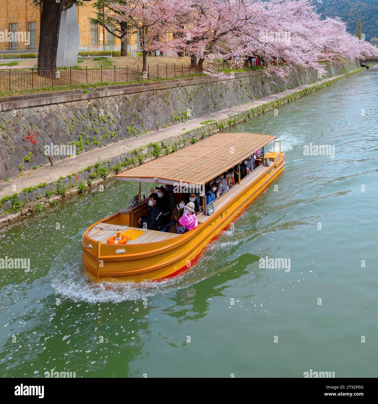 Kyoto, Giappone - 2 aprile 2023: Il giro in barca Okazaki Jikkokubune effettua una crociera di tre chilometri dal molo delle barche di Nanzenji alla diga di Ebisu e ritorno Foto Stock