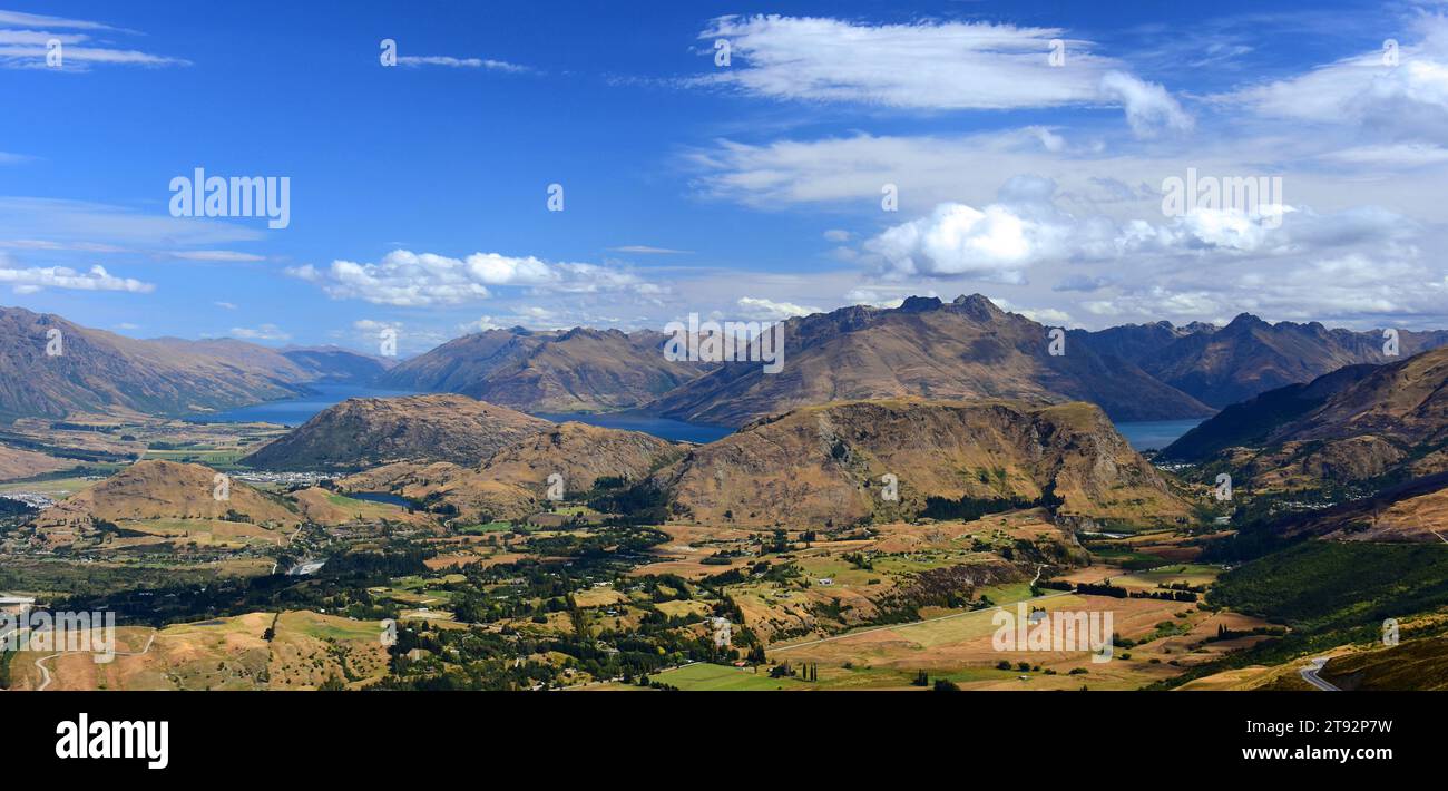 dalla cima coronet, pianeggiante con erba d'arcipelago e campo di alci al lago wakatipu e alle cime delle montagne. vicino a queenstown, sull'isola meridionale della nuova zelanda Foto Stock