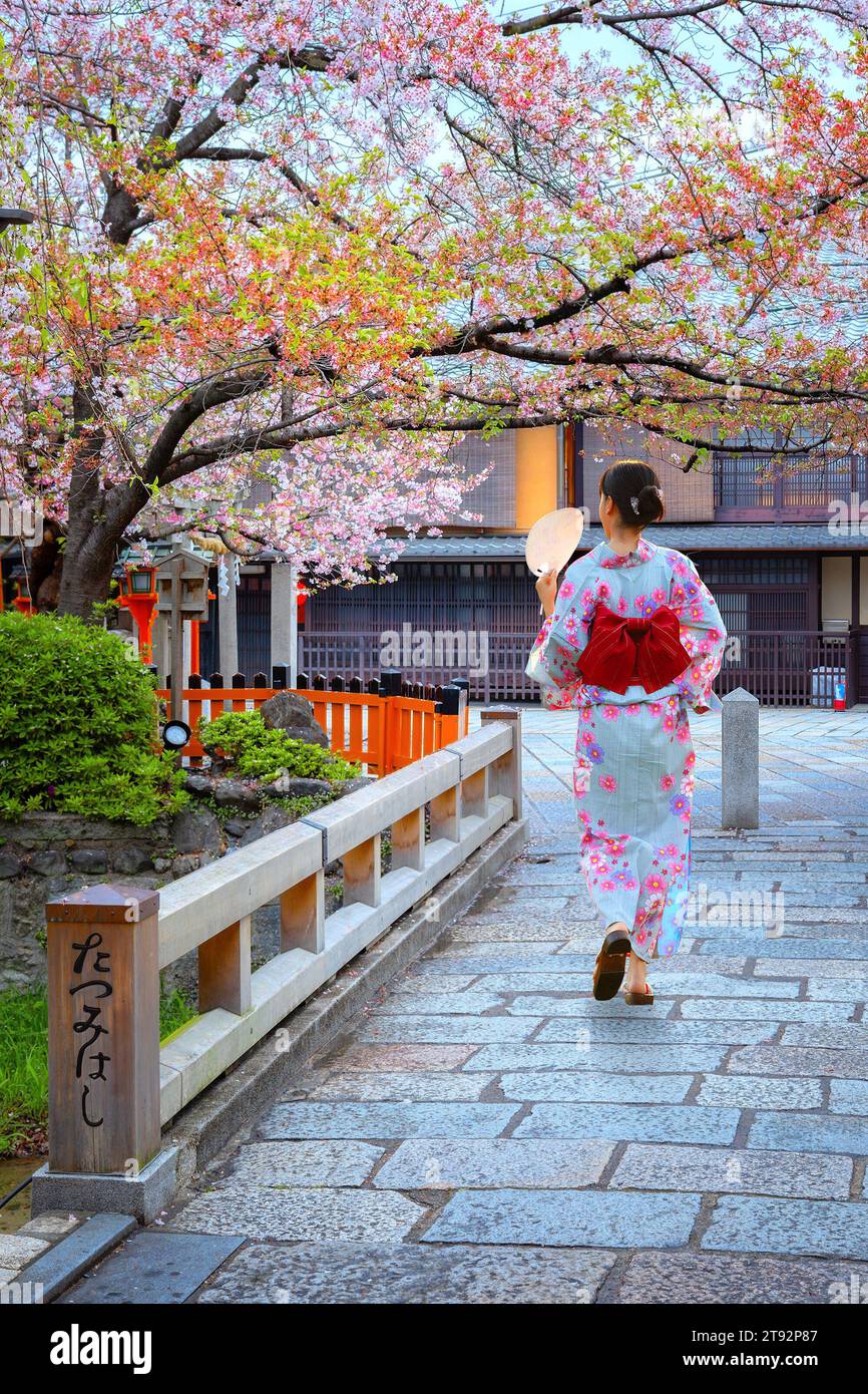 Kyoto, Giappone - 6 aprile 2023: Il ponte Tatsumi bashi è il luogo simbolo del distretto di Gion. E' un piccolo ponte che attraversa il torrente Shirakawa che scorre Foto Stock