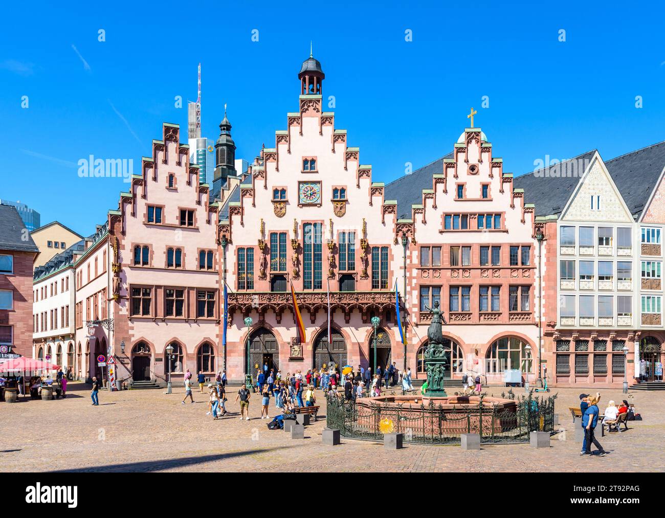 Facciata del Römer, municipio di Francoforte sul meno, Germania, con la fontana di giustizia sulla piazza acciottolata Römerberg nel quartiere storico. Foto Stock