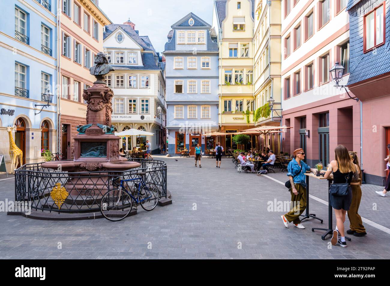 La fontana Stoltze sorge sulla piazza del mercato del pollo nella città vecchia di Francoforte sul meno, in Germania, fiancheggiata da case medievali colorate. Foto Stock