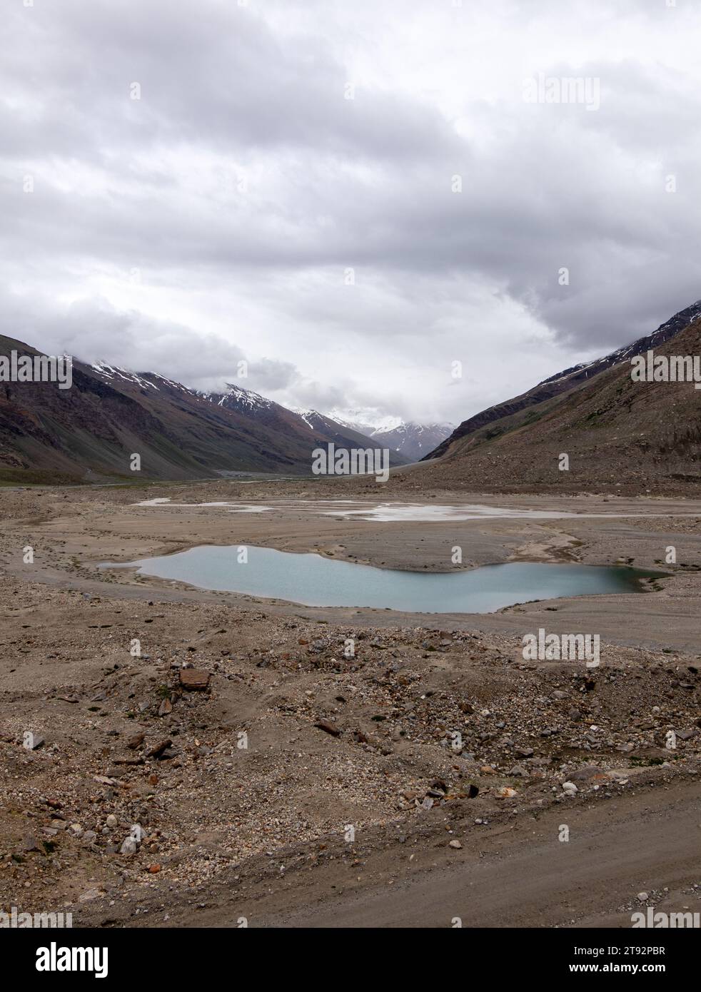 Un fiume (Suru River) che scorre in bianco sul lato ci sono montagne intorno. Foto Stock