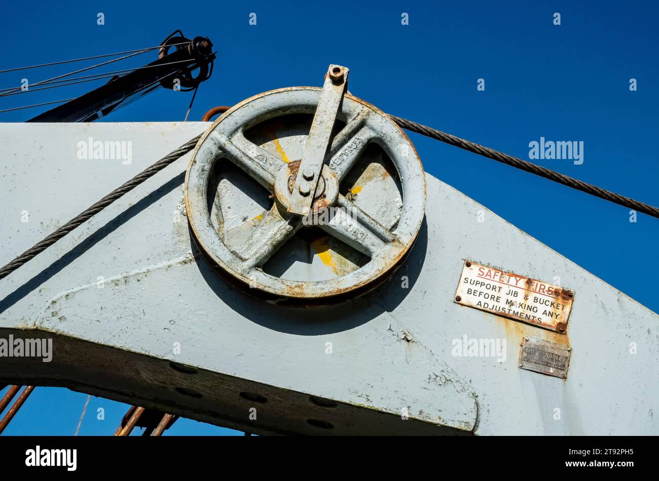 Primo piano della ruota della puleggia su un vecchio escavatore di attrezzature d'epoca Inghilterra Regno Unito Gran Bretagna Foto Stock